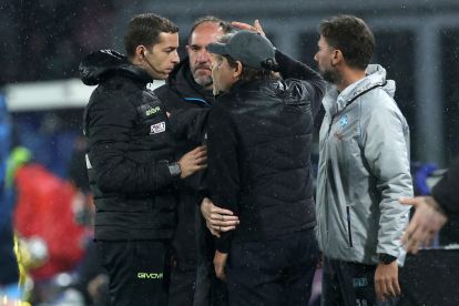 NAPLES, ITALY - FEBRUARY 10: Antonio Conte, SSC Napoli head coach, argues with referee Giovanni Ayroldi during the Coppa Italia match between SSC Napoli and Como 1907 at Stadio Diego Armando Maradona on February 10, 2026 in Naples, Italy. (Photo by Francesco Pecoraro/Getty Images)