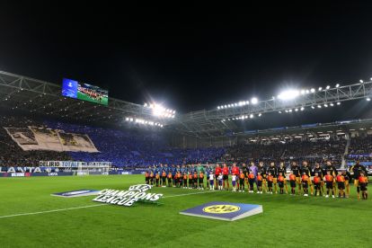 BERGAMO, ITALY - FEBRUARY 25: General view inside the stadium as players of Atalanta and Borussia Dortmund line up prior to the UEFA Champions League 2025/26 League Knockout Play-off Second Leg match between Atalanta BC and Borussia Dortmund at Stadio di Bergamo on February 25, 2026 in Bergamo, Italy. (Photo by Marco Luzzani/Getty Images)