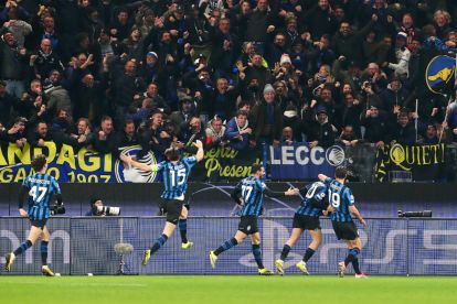 BERGAMO, ITALY - FEBRUARY 25: Lazar Samardzic of Atalanta celebrates scoring his team's fourth goal with teammates after scoring from the penalty spot during the UEFA Champions League 2025/26 League Knockout Play-off Second Leg match between Atalanta BC and Borussia Dortmund at Stadio di Bergamo on February 25, 2026 in Bergamo, Italy. (Photo by Marco Luzzani/Getty Images)