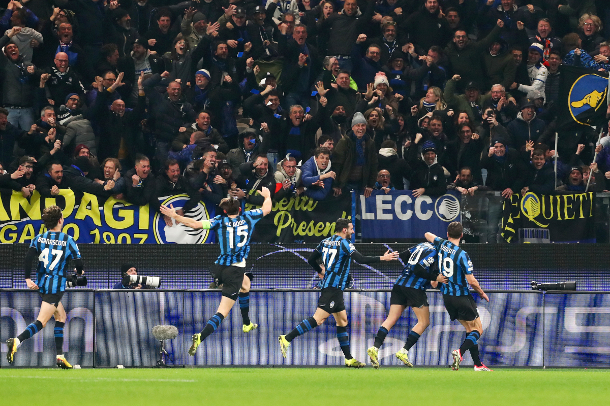 BERGAMO, ITALY - FEBRUARY 25: Lazar Samardzic of Atalanta celebrates scoring his team's fourth goal with teammates after scoring from the penalty spot during the UEFA Champions League 2025/26 League Knockout Play-off Second Leg match between Atalanta BC and Borussia Dortmund at Stadio di Bergamo on February 25, 2026 in Bergamo, Italy. (Photo by Marco Luzzani/Getty Images)