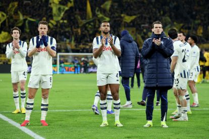 DORTMUND, GERMANY - FEBRUARY 17: Mario Pasalic, Isak Hien and Marten de Roon of Atalanta applaud the fans following the team's defeat during the UEFA Champions League 2025/26 League Knockout Play-off First Leg match between Borussia Dortmund and Atalanta BC at BVB Stadion Dortmund on February 17, 2026 in Dortmund, Germany. (Photo by Alex Grimm/Getty Images)