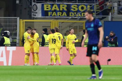 MILAN, ITALY - FEBRUARY 24: Jens Petter Hauge of Bodo/Glimt (obscured) celebrates scoring his team's first goal with teammates during the UEFA Champions League 2025/26 League Knockout Play-off Second Leg match between FC Internazionale Milano and FK Bodo/Glimt at Stadio San Siro on February 24, 2026 in Milan, Italy. (Photo by Marco Luzzani/Getty Images)