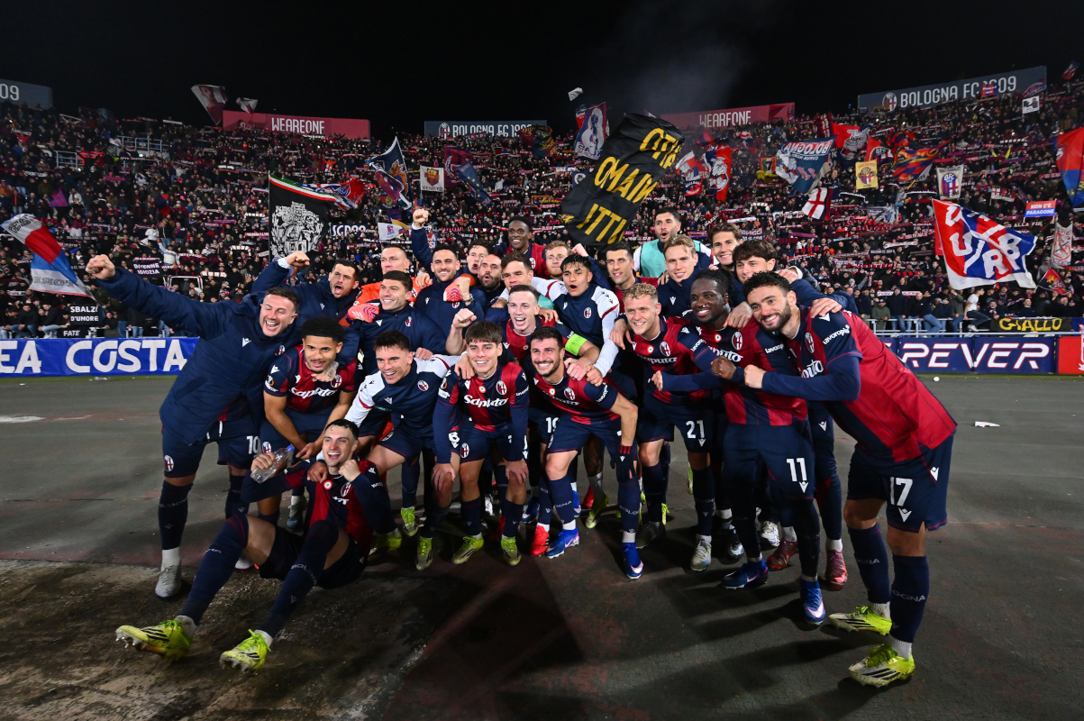 BOLOGNA, ITALY - FEBRUARY 26: Players of Bologna pose for a photo with the fans after victory in the UEFA Europa League 2025/26 Knockout Play-off Second Leg match between Bologna FC 1909 and SK Brann at Stadio Renato Dall'Ara on February 26, 2026 in Bologna, Italy. (Photo by Alessandro Sabattini/Getty Images)