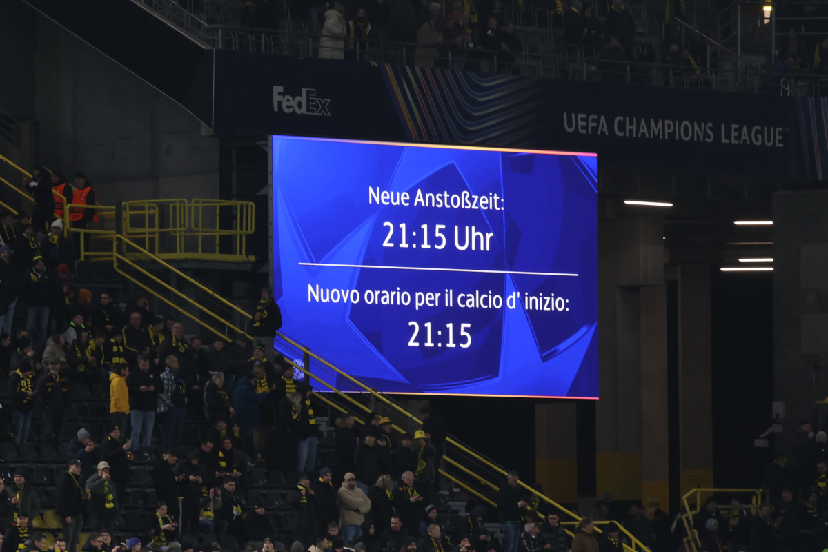 DORTMUND, GERMANY - FEBRUARY 17: The LED board shows the delayed kick off time prior to the UEFA Champions League 2025/26 League Knockout Play-off First Leg match between Borussia Dortmund and Atalanta BC at BVB Stadion Dortmund on February 17, 2026 in Dortmund, Germany. (Photo by Alex Grimm/Getty Images)