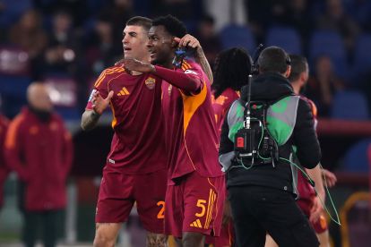 ROME, ITALY - FEBRUARY 22: Evan Ndicka with his teammates of AS Roma celebrates after scoring the team's second goal during the Serie A match between AS Roma and US Cremonese at Stadio Olimpico on February 22, 2026 in Rome, Italy. (Photo by Paolo Bruno/Getty Images)