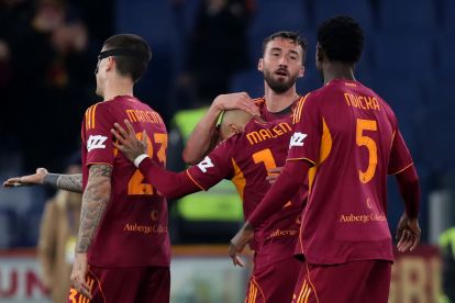 ROME, ITALY - FEBRUARY 22: Bryan Cristante with his teammates of AS Roma celebrates after scoring the opening goal during the Serie A match between AS Roma and US Cremonese at Stadio Olimpico on February 22, 2026 in Rome, Italy. (Photo by Paolo Bruno/Getty Images)