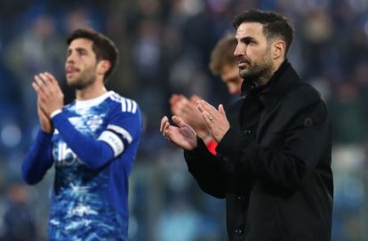 COMO, ITALY - FEBRUARY 01: Como 1907 coach Cesc Fabregas salutes the fans at the end of the Serie A match between Como 1907 and Atalanta BC at Giuseppe Sinigaglia Stadium on February 01, 2026 in Como, Italy. (Photo by Marco Luzzani/Getty Images)
