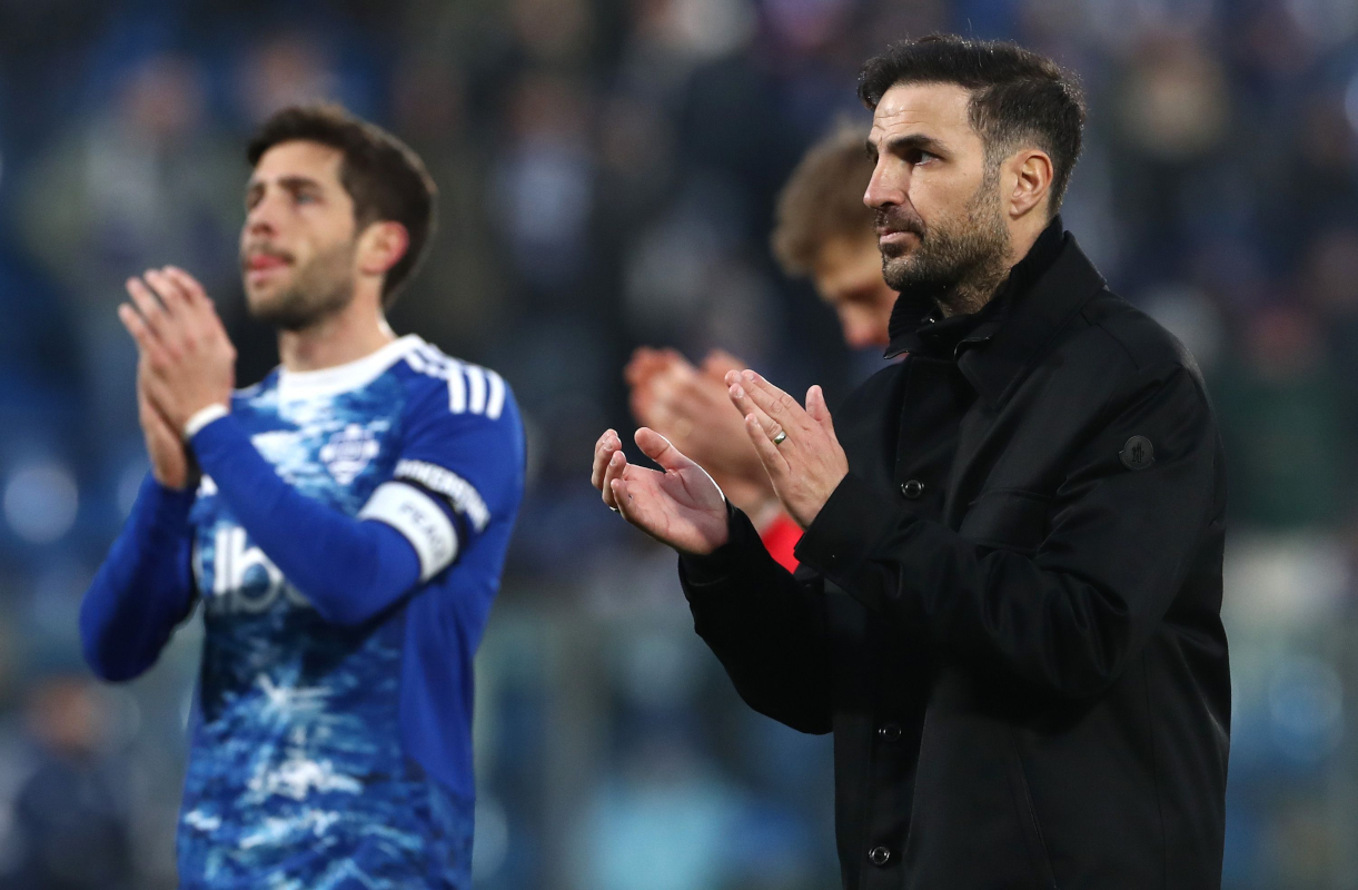 COMO, ITALY - FEBRUARY 01: Como 1907 coach Cesc Fabregas salutes the fans at the end of the Serie A match between Como 1907 and Atalanta BC at Giuseppe Sinigaglia Stadium on February 01, 2026 in Como, Italy. (Photo by Marco Luzzani/Getty Images)