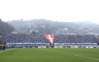 COMO, ITALY - FEBRUARY 01: Como 1907 fans show their support during the Serie A match between Como 1907 and Atalanta BC at Giuseppe Sinigaglia Stadium on February 01, 2026 in Como, Italy. (Photo by Marco Luzzani/Getty Images)