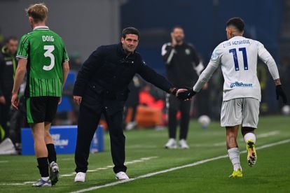 SASSUOLO, ITALY - FEBRUARY 08: Cristian Chivu head coach of FC Internazionale shankes hands with Luis Henrique of FC Internazionale during the Serie A match between US Sassuolo Calcio and FC Internazionale at Mapei Stadium Citta del Tricolore on February 08, 2026 in Sassuolo, Italy. (Photo by Alessandro Sabattini/Getty Images)