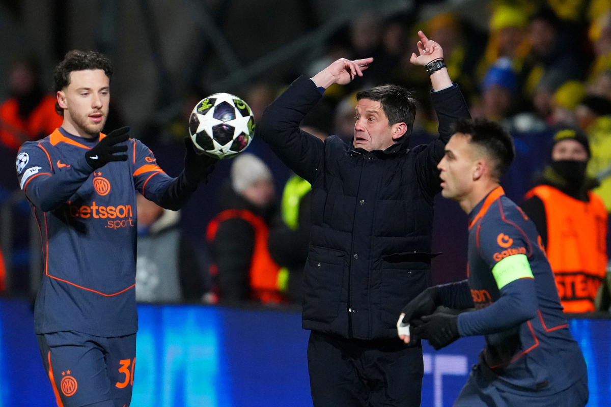 BODO, NORWAY - FEBRUARY 18: Cristian Chivu, Head Coach of FC Internazionale Milano, gestures to his players during the UEFA Champions League 2025/26 League Knockout Play-off First Leg match between FK Bodo/Glimt and FC Internazionale Milano at Aspmyra Stadion on February 18, 2026 in Bodo, Norway. (Photo by Martin Ole Wold/Getty Images)