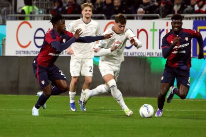 CAGLIARI, ITALY - FEBRUARY 21: Ibrahim Sulemana and Michel Adopo of Cagliari in contrast with Daniel Maldini of Lazio during the Serie A match between Cagliari Calcio and SS Lazio at Stadio Sant'Elia on February 21, 2026 in Cagliari, Italy. (Photo by Enrico Locci/Getty Images)