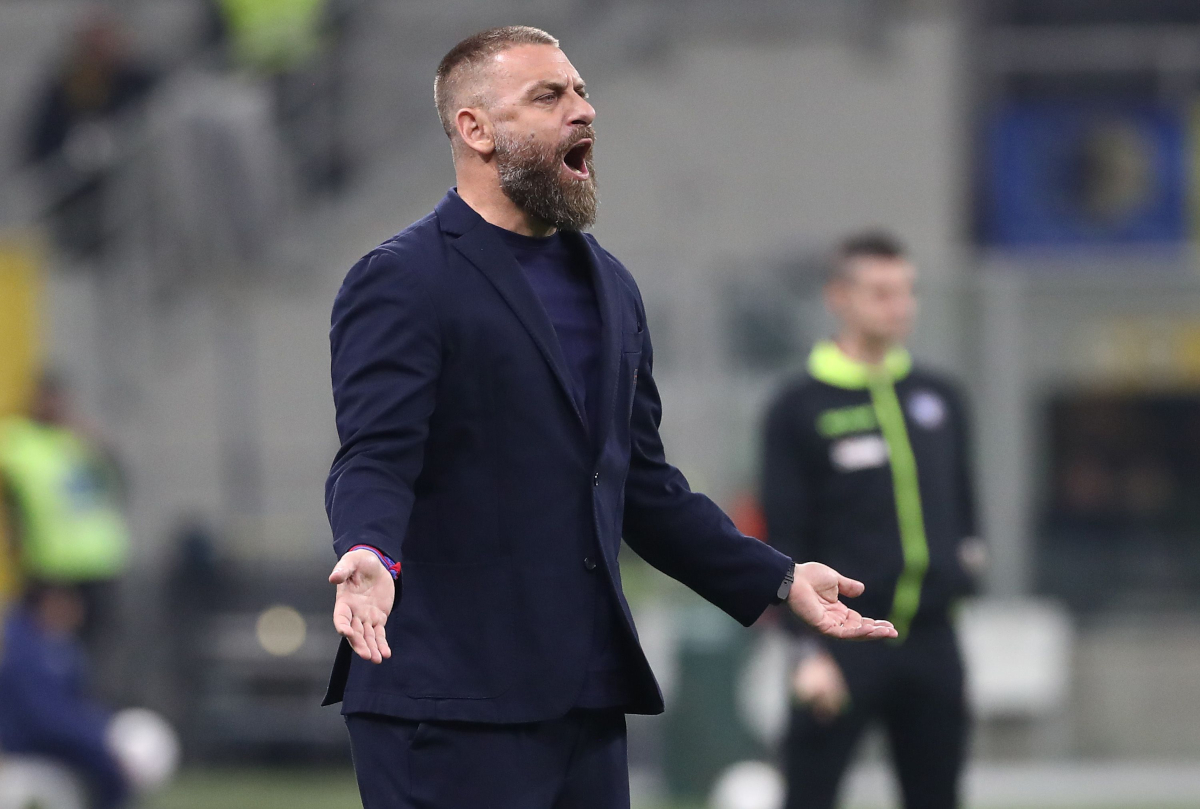 MILAN, ITALY - FEBRUARY 28: Genoa CFC coach Daniele De Rossi reacts during the Serie A match between FC Internazionale and Genoa CFC at Giuseppe Meazza Stadium on February 28, 2026 in Milan, Italy. (Photo by Marco Luzzani/Getty Images)