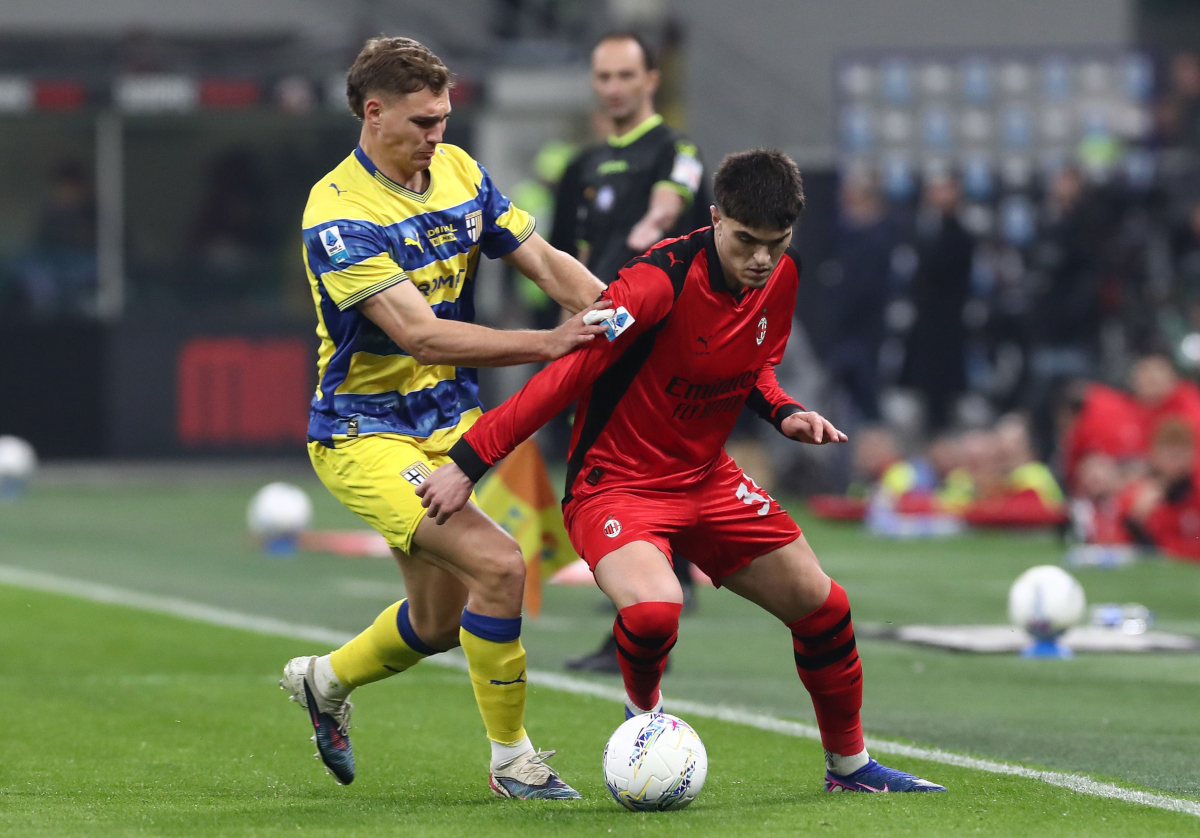 MILAN, ITALY - FEBRUARY 22: Davide Bartesaghi of AC Milan competes for the ball with Mateo Pellegrino of Parma Calcio during the Serie A match between AC Milan and Parma Calcio 1913 at Giuseppe Meazza Stadium on February 22, 2026 in Milan, Italy. (Photo by Marco Luzzani/Getty Images)