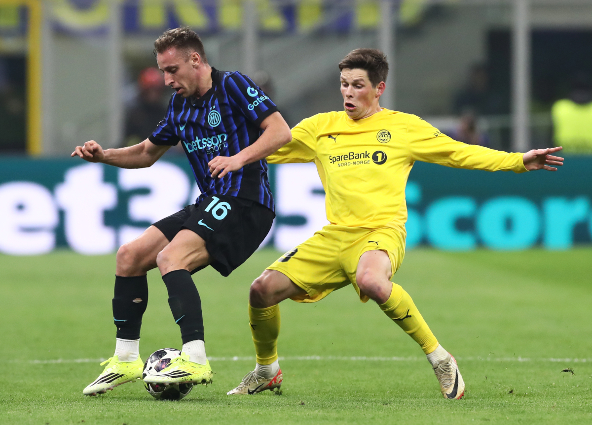 MILÃO, ITÁLIA - 24 DE FEVEREIRO: David Fratesi do FC Internazionale Milano é desafiado por Sondre Brunstad Fett do Bodo / Glimt durante a partida de segunda mão do Playoff Knockout da UEFA Champions League 2025/26 entre FC Internazionale Milano e FKro4 no FC Internazionale Milano e FKro4 em fevereiro de 2026 em Milão, Itália. (Foto de Marco Luzani/Getty Images)