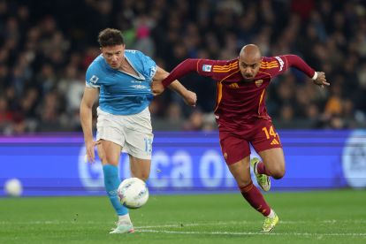 NAPLES, ITALY - FEBRUARY 15: Donyell Malen of AS Roma battles for possession with Amir Rrahmani of SSC Napoli during the Serie A match between SSC Napoli and AS Roma at Stadio Diego Armando Maradona on February 15, 2026 in Naples, Italy. (Photo by Francesco Pecoraro/Getty Images)