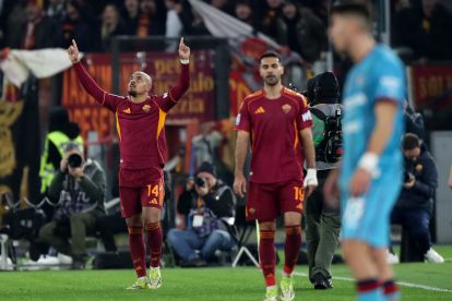 ROME, ITALY - FEBRUARY 09: Donyell Malen #14 with his teammates of AS Roma celebrates after scoring the opening goal during the Serie A match between AS Roma and Cagliari Calcio at Stadio Olimpico on February 09, 2026 in Rome, Italy. (Photo by Paolo Bruno/Getty Images)