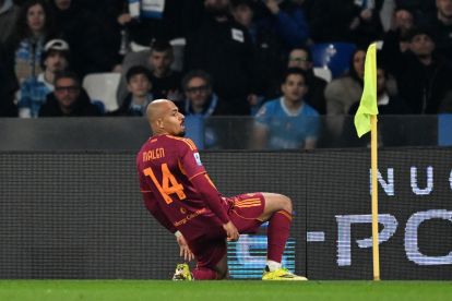 NAPLES, ITALY - FEBRUARY 15: Donyell Malen of AS Roma celebrates after scoring his side first goal during the Serie A match between SSC Napoli and AS Roma at Stadio Diego Armando Maradona on February 15, 2026 in Naples, Italy. (Photo by Francesco Pecoraro/Getty Images)