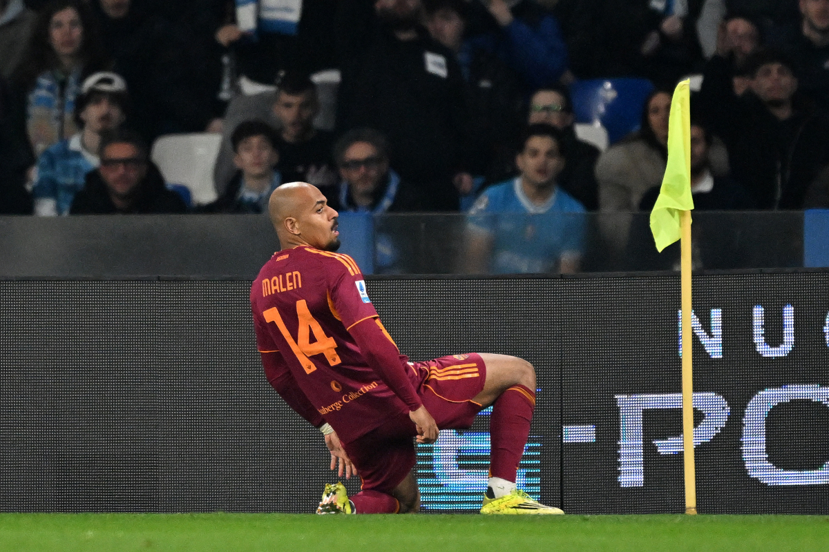 NAPLES, ITALY - FEBRUARY 15: Donyell Malen of AS Roma celebrates after scoring his side first goal during the Serie A match between SSC Napoli and AS Roma at Stadio Diego Armando Maradona on February 15, 2026 in Naples, Italy. (Photo by Francesco Pecoraro/Getty Images)