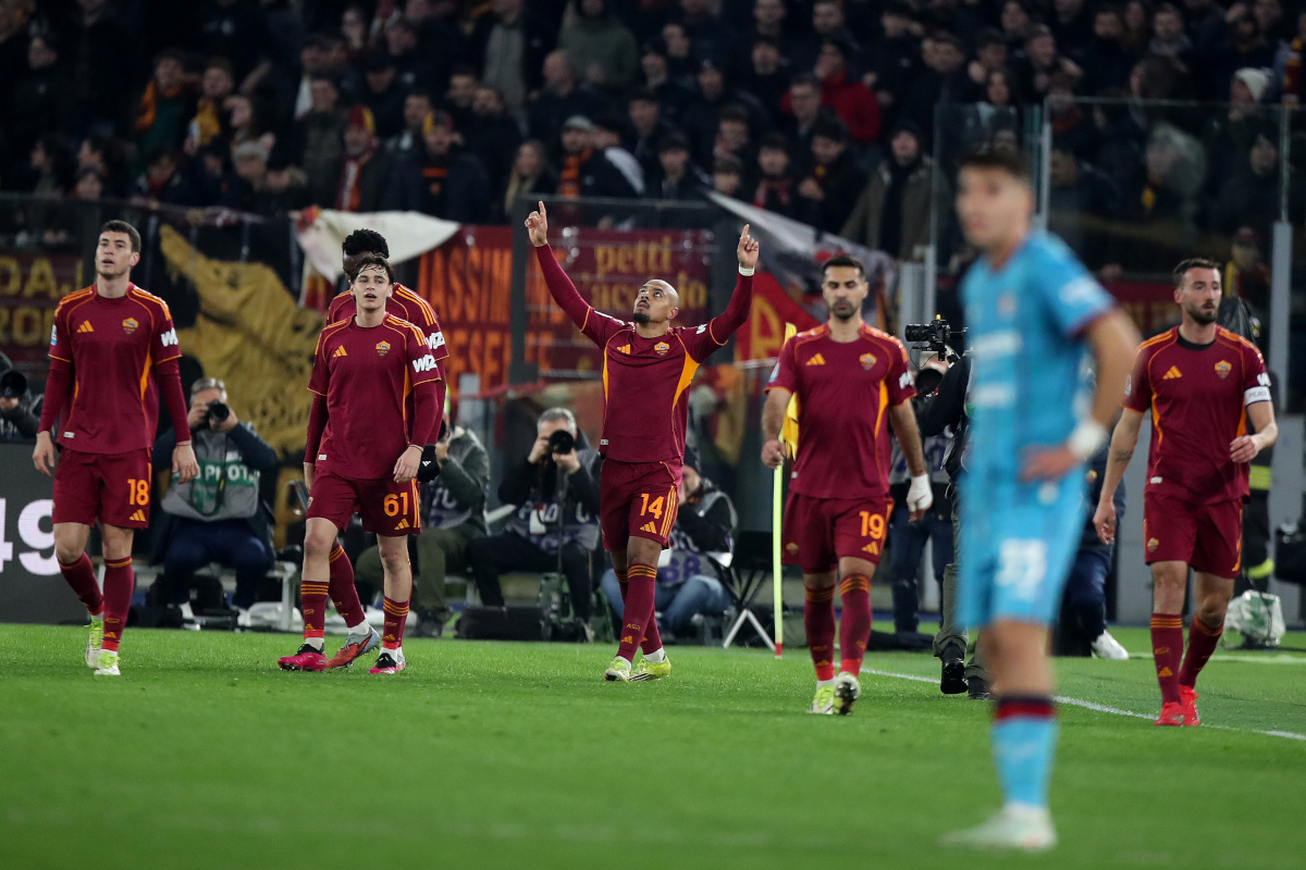 ROME, ITALY - FEBRUARY 09: Donyell Malen #14 with his teammates of AS Roma celebrates after scoring the opening goal during the Serie A match between AS Roma and Cagliari Calcio at Stadio Olimpico on February 09, 2026 in Rome, Italy. (Photo by Paolo Bruno/Getty Images)