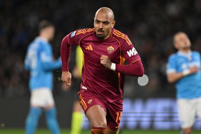 NAPLES, ITALY - FEBRUARY 15: Donyell Malen of AS Roma celebrates after scoring his side second goal during the Serie A match between SSC Napoli and AS Roma at Stadio Diego Armando Maradona on February 15, 2026 in Naples, Italy. (Photo by Francesco Pecoraro/Getty Images)