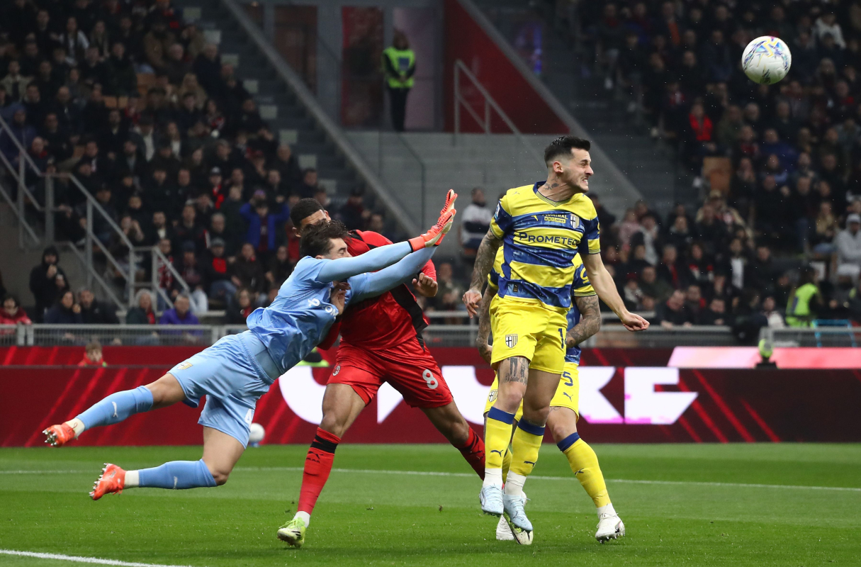 MILAN, ITALY - FEBRUARY 22: Edoardo Corvi of Parma Calcio clashes with Ruben Loftus-Cheek of AC Milan during the Serie A match between AC Milan and Parma Calcio 1913 at Giuseppe Meazza Stadium on February 22, 2026 in Milan, Italy. (Photo by Marco Luzzani/Getty Images)