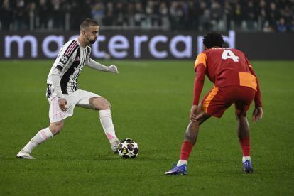TURIN, ITALY - FEBRUARY 25: Edon Zhegrova of Juventus FC controls the ball against Ismail Jakobs of Galatasaray during the UEFA Champions League 2025/26 League Knockout Play-off Second Leg match between Juventus and Galatasaray A.S. at Juventus Stadium on February 25, 2026 in Turin, Italy. (Photo by Stefano Guidi/Getty Images)