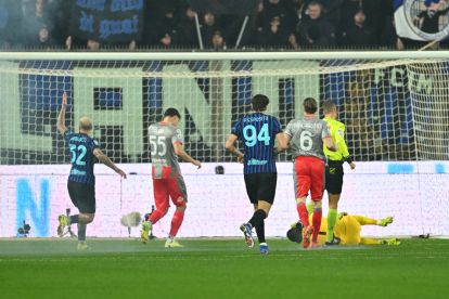 CREMONA, ITALY - FEBRUARY 01: Goalkeeper Emil Audero of US Cremonese gets stunned by a firework during the Serie A match between US Cremonese and FC Internazionale at Stadio Giovanni Zini on February 01, 2026 in Cremona, Italy. (Photo by Marco M. Mantovani/Getty Images)