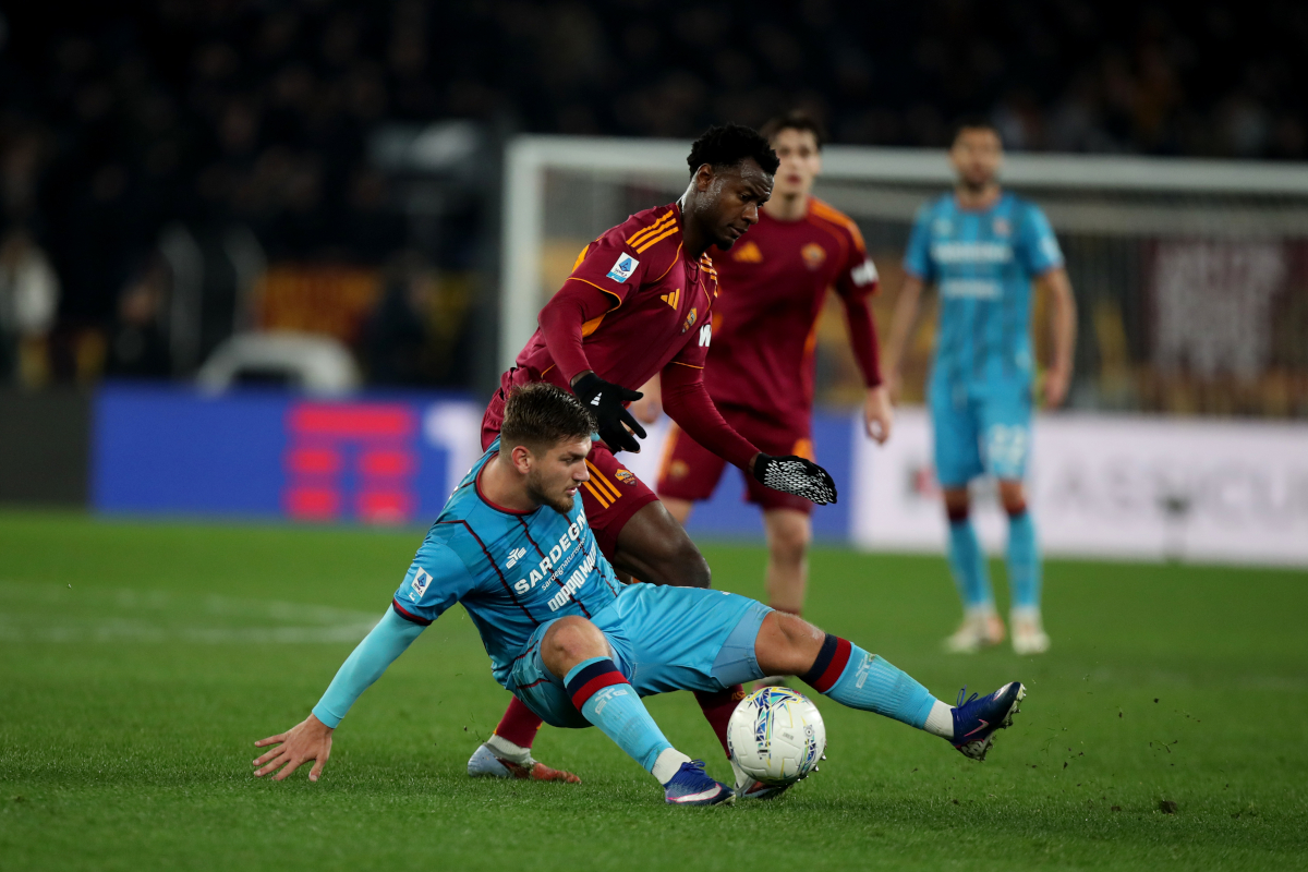 ROME, ITALY - FEBRUARY 09: Evan Ndicka of AS Roma competes for the ball with Sebastiano Esposito of Cagliari Calcio during the Serie A match between AS Roma and Cagliari Calcio at Stadio Olimpico on February 09, 2026 in Rome, Italy. (Photo by Paolo Bruno/Getty Images)