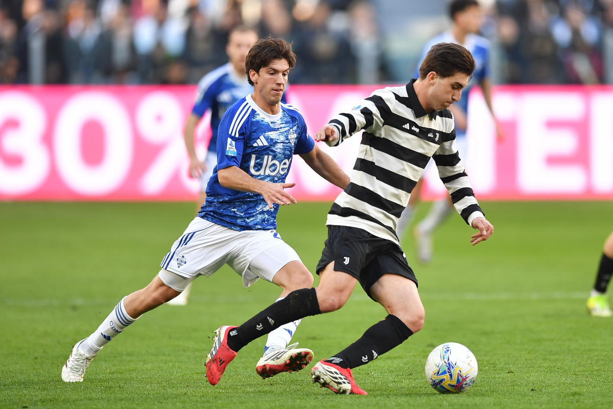 TURIN, ITALY - FEBRUARY 21: Fabio Miretti of Juventus FC is challenged by Maximo Perrone of Como 1907 during the Serie A match between Juventus FC and Como 1907 at on February 21, 2026 in Turin, Italy. (Photo by Valerio Pennicino/Getty Images)