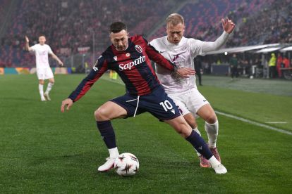 BOLOGNA, ITALY - FEBRUARY 26: Federico Bernardeschi of Bologna is challenged by Jon Dagur Thorsteinsson of SK Brann during the UEFA Europa League 2025/26 Knockout Play-off Second Leg match between Bologna FC 1909 and SK Brann at Stadio Renato Dall'Ara on February 26, 2026 in Bologna, Italy. (Photo by Alessandro Sabattini/Getty Images)