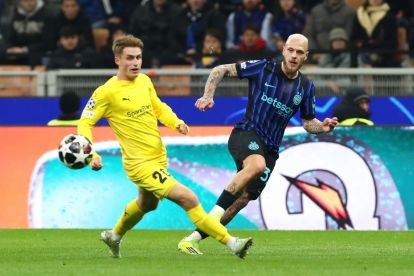MILAN, ITALY - FEBRUARY 24: Federico Dimarco of FC Internazionale Milano passes the ball while under pressure from Fredrik Sjovold of Bodo/Glimt during the UEFA Champions League 2025/26 League Knockout Play-off Second Leg match between FC Internazionale Milano and FK Bodo/Glimt at Stadio San Siro on February 24, 2026 in Milan, Italy. (Photo by Marco Luzzani/Getty Images)