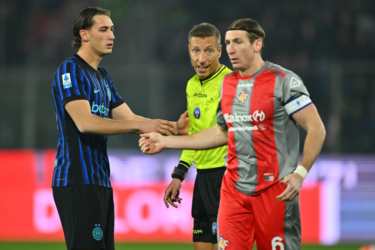 CREMONA, ITÁLIA - 01 DE FEVEREIRO: O árbitro Davide Massa conversa com os jogadores, incluindo Francesco Pio Esposito, durante a partida da Série A entre US Cremonese e FC Internazionale no Stadio Giovanni Zini em 01 de fevereiro de 2026 em Cremona, Itália. (Foto de Marco M. Mantovani/Getty Images)