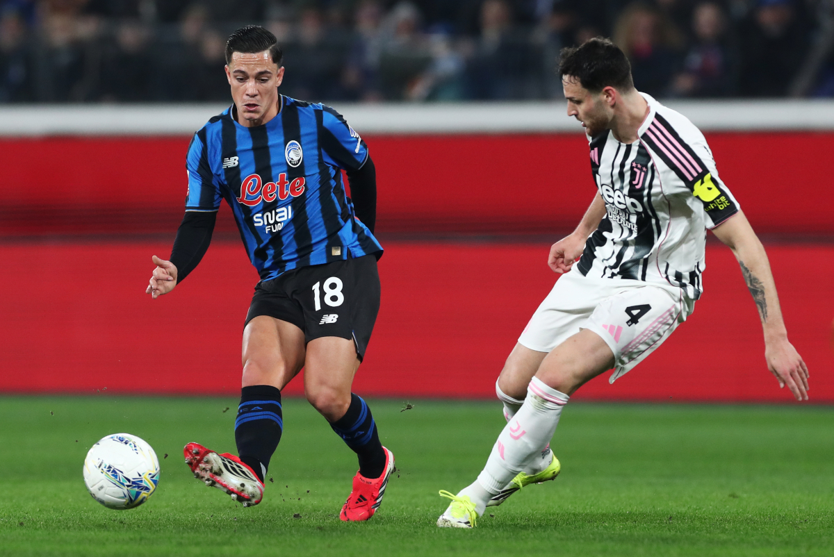 BERGAMO, ITALY - FEBRUARY 05: Giacomo Raspadori of Atalanta battles for possession with Federico Gatti of Juventus during the Coppa Italia Quarter-Final match between Atalanta BC and Juventus FC at the New Balance Arena on February 05, 2026 in Bergamo, Italy. (Photo by Marco Luzzani/Getty Images)