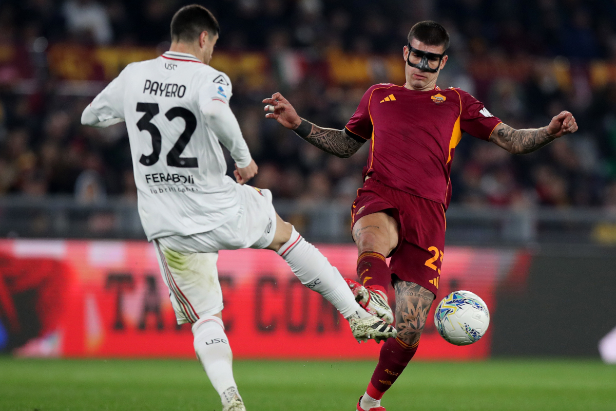ROME, ITALY - FEBRUARY 22: Gianluca Mancini of AS Roma competes for the ball with Martin Ismael Payero of US Cremonese during the Serie A match between AS Roma and US Cremonese at Stadio Olimpico on February 22, 2026 in Rome, Italy. (Photo by Paolo Bruno/Getty Images)