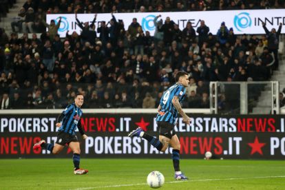 BERGAMO, ITALY - FEBRUARY 05: Gianluca Scamacca of Atalanta celebrates scoring his team's first goal from a penalty, after Mattia Perin of Juventus (not pictured) failed to make a save, during the Coppa Italia Quarter-Final match between Atalanta BC and Juventus FC at the New Balance Arena on February 05, 2026 in Bergamo, Italy. (Photo by Marco Luzzani/Getty Images)