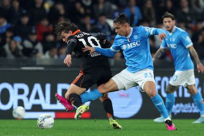 NAPLES, ITALY - FEBRUARY 10: Nico Paz of Como 1907 battles for possession with Giovane of SSC Napoli during the Coppa Italia match between SSC Napoli and Como 1907 at Stadio Diego Armando Maradona on February 10, 2026 in Naples, Italy. (Photo by Francesco Pecoraro/Getty Images)