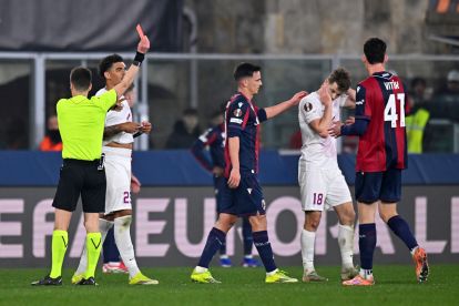 BOLOGNA, ITALY - FEBRUARY 26: Referee Benoît Bastien shows a red card to Jacob Lungi Sorensen of SK Brann during the UEFA Europa League 2025/26 Knockout Play-off Second Leg match between Bologna FC 1909 and SK Brann at Stadio Renato Dall'Ara on February 26, 2026 in Bologna, Italy. (Photo by Alessandro Sabattini/Getty Images)