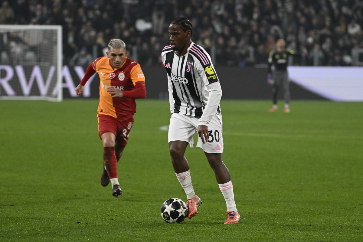 TURIN, ITALY - FEBRUARY 25: Jonathan Davis of Juventus drives the ball during the UEFA Champions League 2025/26 League Knockout Play-off Second Leg match between Juventus and Galatasaray A.S. at Juventus Stadium on February 25, 2026 in Turin, Italy. (Photo by Stefano Guidi/Getty Images)