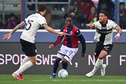 BOLOGNA, ITALY - FEBRUARY 08: Jonathan Rowe of Bologna FC competes for the ball with Sascha Britschgi of Parma Calcio during the Serie A match between Bologna FC 1909 and Parma Calcio 1913 at Renato Dall'Ara Stadium on February 08, 2026 in Bologna, Italy. (Photo by Alessandro Sabattini/Getty Images)