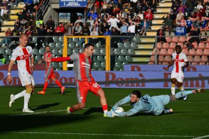 CREMONA, ITALY - FEBRUARY 15: Justin Bijlow of Genoa CFC rushes out on Federico Bonazzoli of US Cremonese during the Serie A match between US Cremonese and Genoa CFC at Stadio Giovanni Zini on February 15, 2026 in Cremona, Italy. (Photo by Marco M. Mantovani/Getty Images)