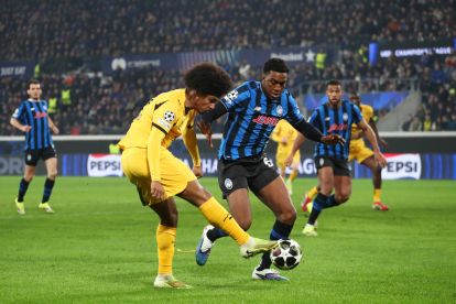 BERGAMO, ITALY - FEBRUARY 25: Karim Adeyemi of Borussia Dortmund passes the ball whilst under pressure from Honest Ahanor of Atalanta during the UEFA Champions League 2025/26 League Knockout Play-off Second Leg match between Atalanta BC and Borussia Dortmund at Stadio di Bergamo on February 25, 2026 in Bergamo, Italy. (Photo by Marco Luzzani/Getty Images)