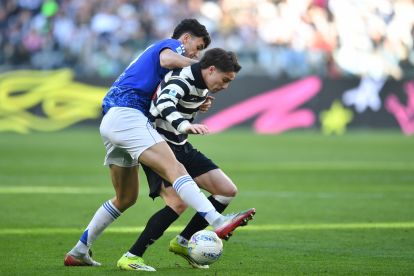TURIN, ITALY - FEBRUARY 22: Kenan Yildiz of Juventus FC is challenged by Jacobo Ramon Naveros of Como 1907 during the Serie A match between Juventus FC and Como 1907 at on February 21, 2026 in Turin, Italy. (Photo by Valerio Pennicino/Getty Images)