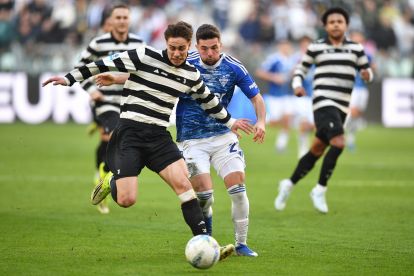 TURIN, ITALY - FEBRUARY 22: Kenan Yildiz of Juventus FC is challenged by Martin Baturina of Como 1907 during the Serie A match between Juventus FC and Como 1907 at on February 21, 2026 in Turin, Italy. (Photo by Valerio Pennicino/Getty Images)