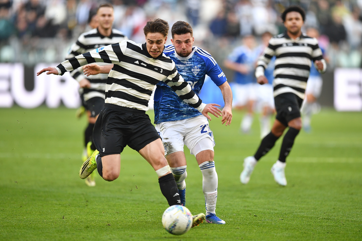TURIN, ITALY - FEBRUARY 22: Kenan Yildiz of Juventus FC is challenged by Martin Baturina of Como 1907 during the Serie A match between Juventus FC and Como 1907 at on February 21, 2026 in Turin, Italy. (Photo by Valerio Pennicino/Getty Images)