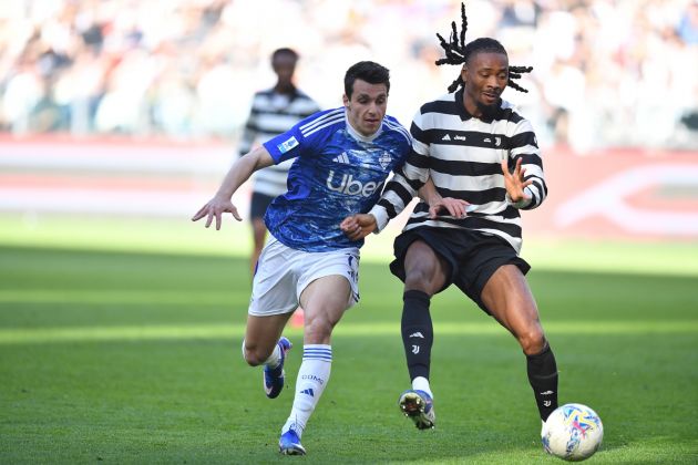 TURIN, ITALY - FEBRUARY 22: Khephren Thuram-Ulien of Juventus FC is challenged by Anastasios Douvikas of Como 1907 during the Serie A match between Juventus FC and Como 1907 at on February 21, 2026 in Turin, Italy. (Photo by Valerio Pennicino/Getty Images)