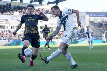PARMA, ITALY - FEBRUARY 15: Tom Kieron Bowie of Hellas Verona competes for the ball with Emanuele Valeri of Parma Calcio during the Serie A match between Parma Calcio 1913 and Hellas Verona FC at Stadio Ennio Tardini on February 15, 2026 in Parma, Italy. (Photo by Alessandro Sabattini/Getty Images)