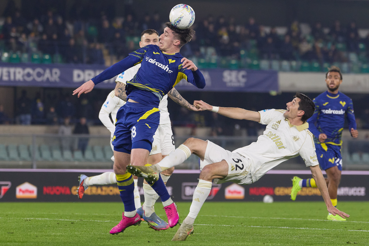 VERONA, ITALY - FEBRUARY 06: Kieron Bowie of Hellas Verona competes for the ball with Stefano Moreo of Pisa Sporting Club during the Serie A match between Hellas Verona FC and Pisa SC at Stadio Marcantonio Bentegodi on February 06, 2026 in Verona, Italy. (Photo by Emmanuele Ciancaglini/Getty Images)