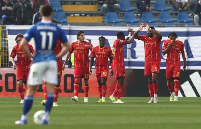 COMO, ITALY - FEBRUARY 28: Lassana Coulibaly of US Lecce celebrates with his team-mate after scoring their team's first goal during the Serie A match between Como 1907 and US Lecce at Giuseppe Sinigaglia Stadium on February 28, 2026 in Como, Italy. (Photo by Marco Luzzani/Getty Images)