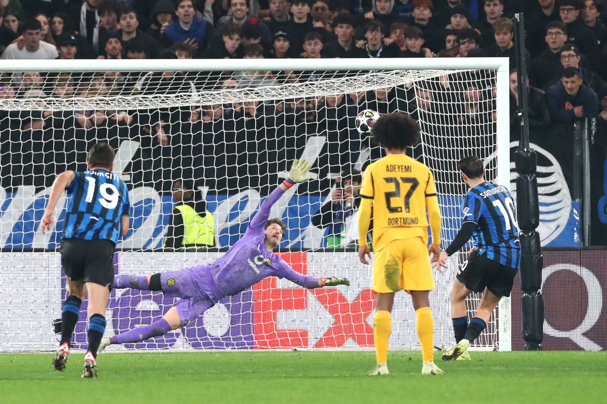 BERGAMO, ITALY - FEBRUARY 25: Lazar Samardzic of Atalanta scores his team's fourth goal from the penalty spot during the UEFA Champions League 2025/26 League Knockout Play-off Second Leg match between Atalanta BC and Borussia Dortmund at Stadio di Bergamo on February 25, 2026 in Bergamo, Italy. (Photo by Marco Luzzani/Getty Images)
